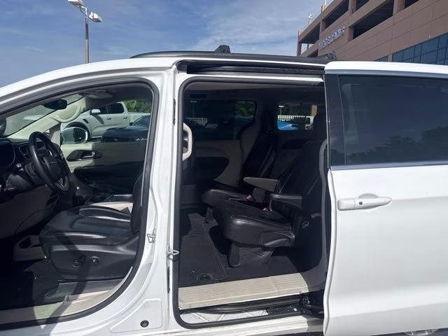 2022 Bright White Clearcoat Chrysler Pacifica Touring L FWD Van