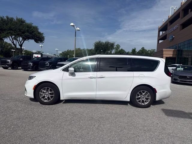 2022 Bright White Clearcoat Chrysler Pacifica Touring L FWD Van
