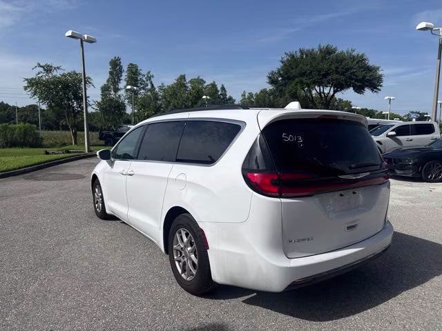 2022 Bright White Clearcoat Chrysler Pacifica Touring L FWD Van