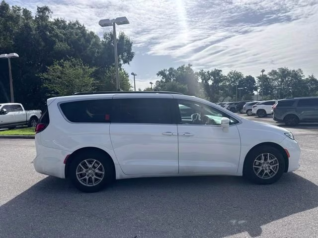 2022 Bright White Clearcoat Chrysler Pacifica Touring L FWD Van