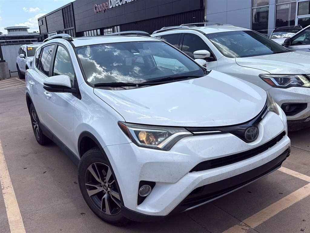 2018 Super White Toyota RAV4 XLE FWD SUV