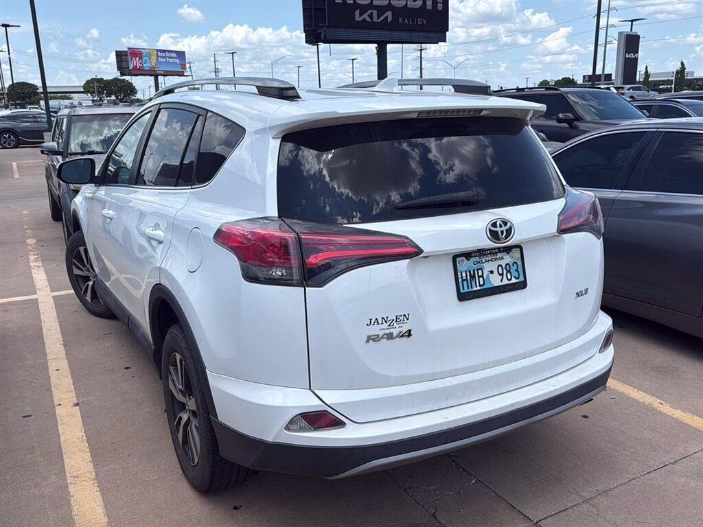 2018 Super White Toyota RAV4 XLE FWD SUV