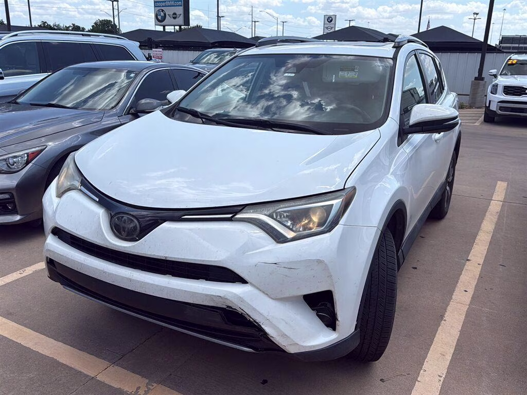 2018 Super White Toyota RAV4 XLE FWD SUV