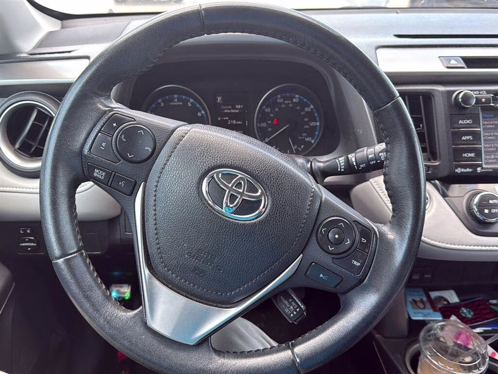 2018 Super White Toyota RAV4 XLE FWD SUV