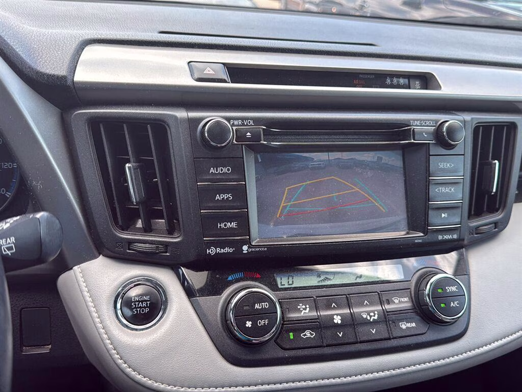 2018 Super White Toyota RAV4 XLE FWD SUV