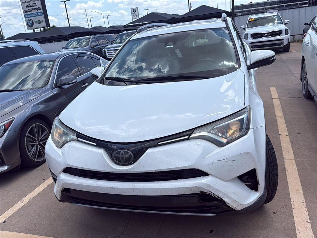 2018 Super White Toyota RAV4 XLE FWD SUV