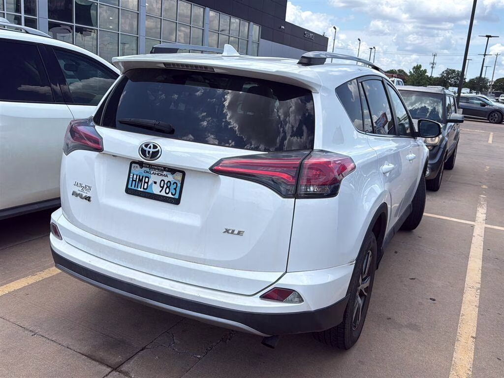 2018 Super White Toyota RAV4 XLE FWD SUV