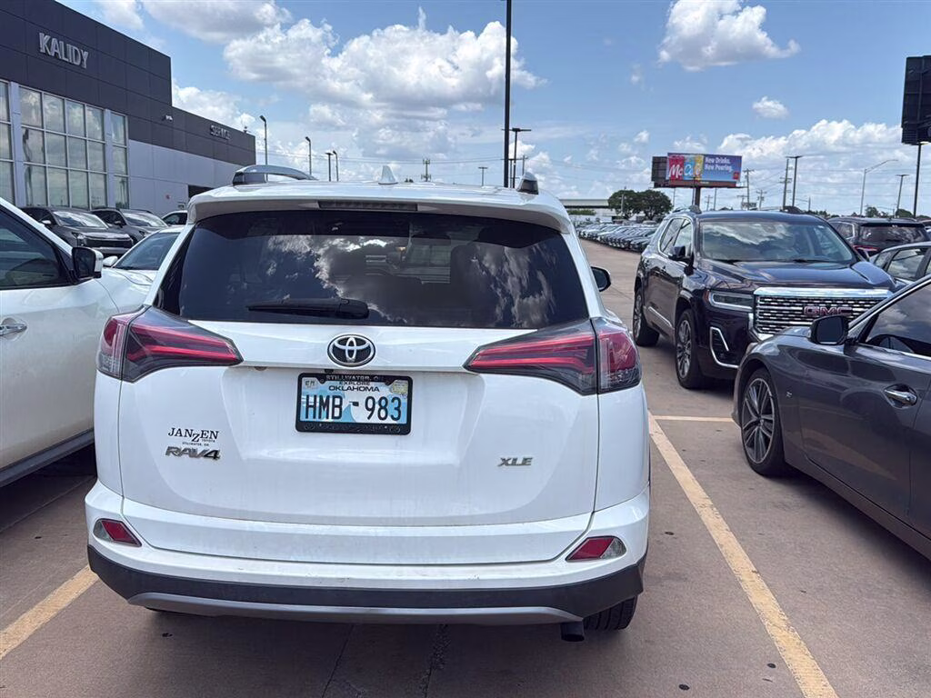 2018 Super White Toyota RAV4 XLE FWD SUV