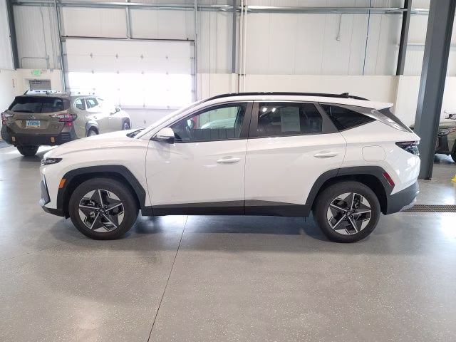 2025 Creamy White Pearl Hyundai Tucson Hybrid SEL Convenience AWD SUV
