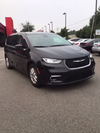2023 Brilliant Black Crystal Pearlcoat Chrysler Pacifica Touring L FWD Van