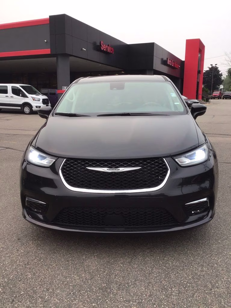 2023 Brilliant Black Crystal Pearlcoat Chrysler Pacifica Touring L FWD Van