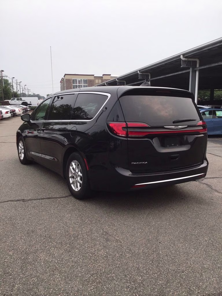 2023 Brilliant Black Crystal Pearlcoat Chrysler Pacifica Touring L FWD Van