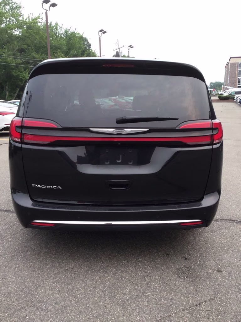 2023 Brilliant Black Crystal Pearlcoat Chrysler Pacifica Touring L FWD Van