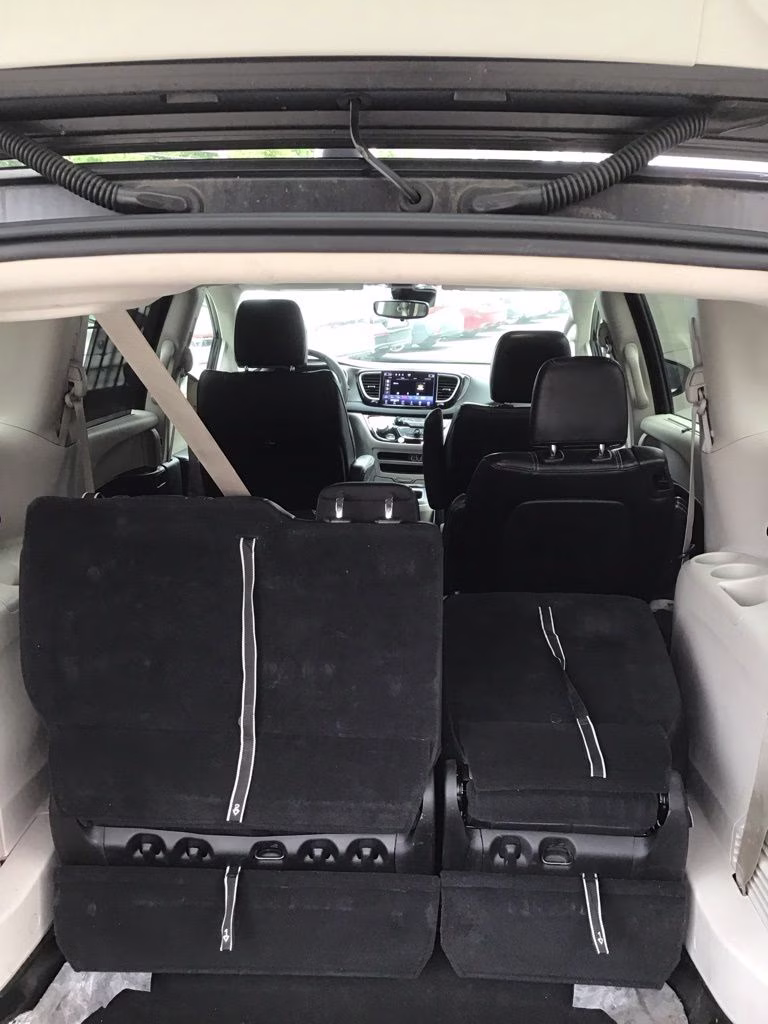 2023 Brilliant Black Crystal Pearlcoat Chrysler Pacifica Touring L FWD Van