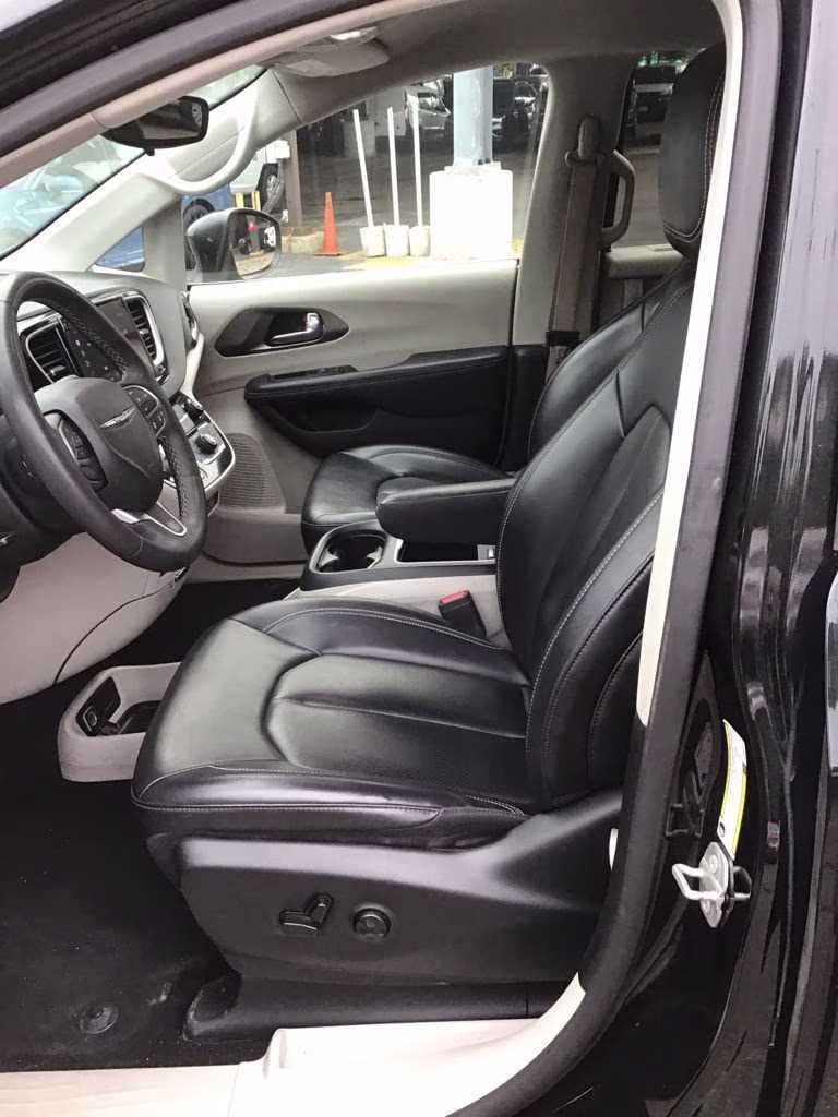 2023 Brilliant Black Crystal Pearlcoat Chrysler Pacifica Touring L FWD Van