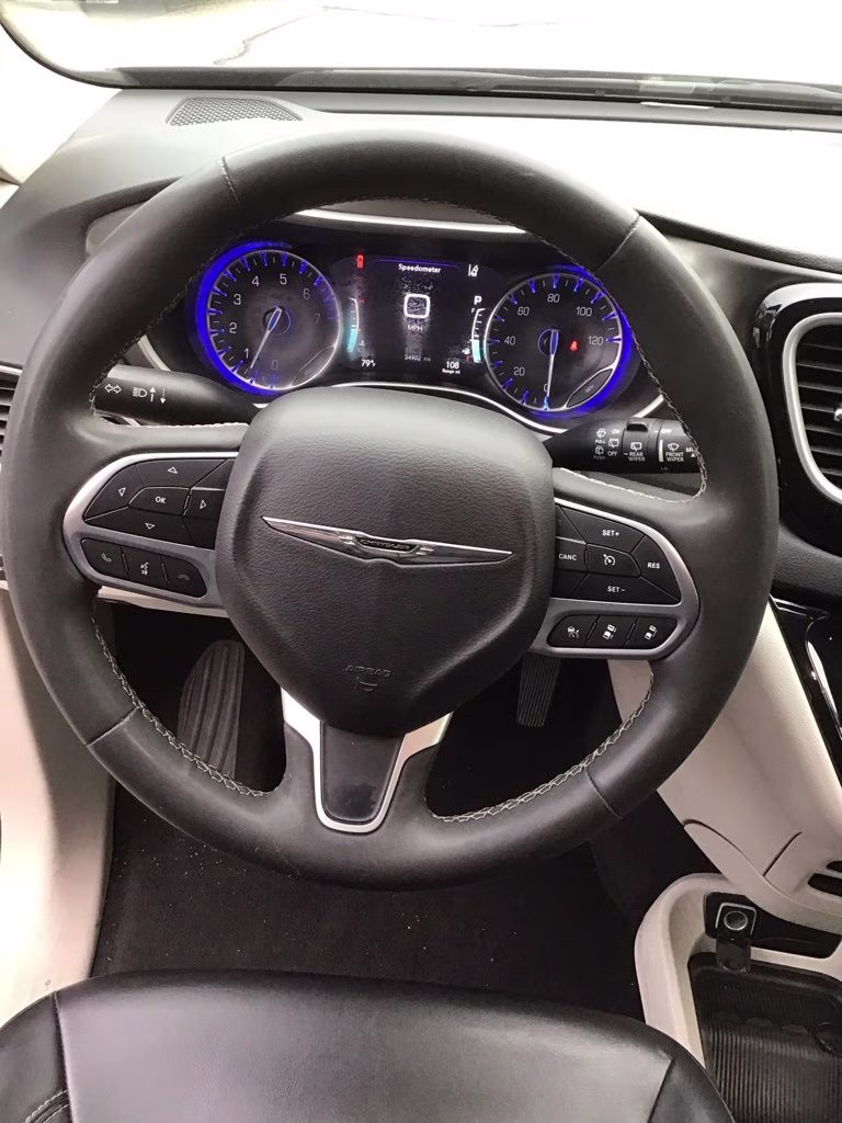 2023 Brilliant Black Crystal Pearlcoat Chrysler Pacifica Touring L FWD Van