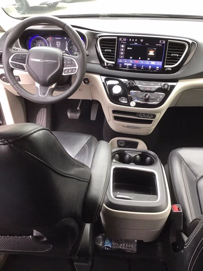 2023 Brilliant Black Crystal Pearlcoat Chrysler Pacifica Touring L FWD Van