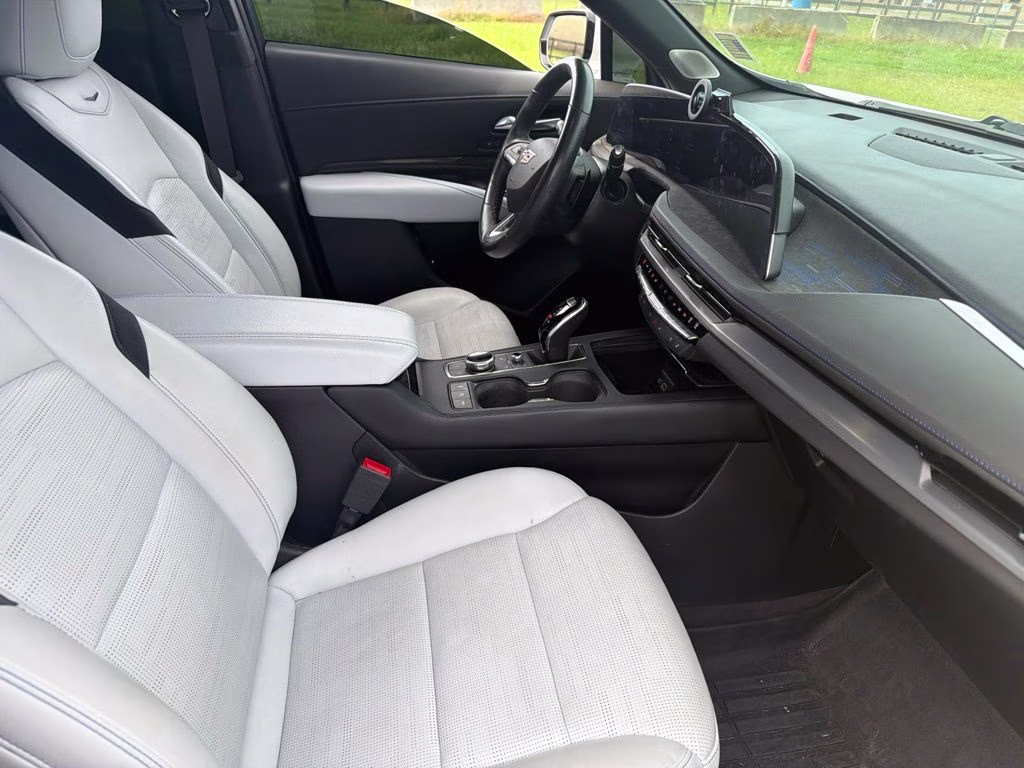 2024 Crystal White Tricoat Cadillac XT4 Sport FWD SUV