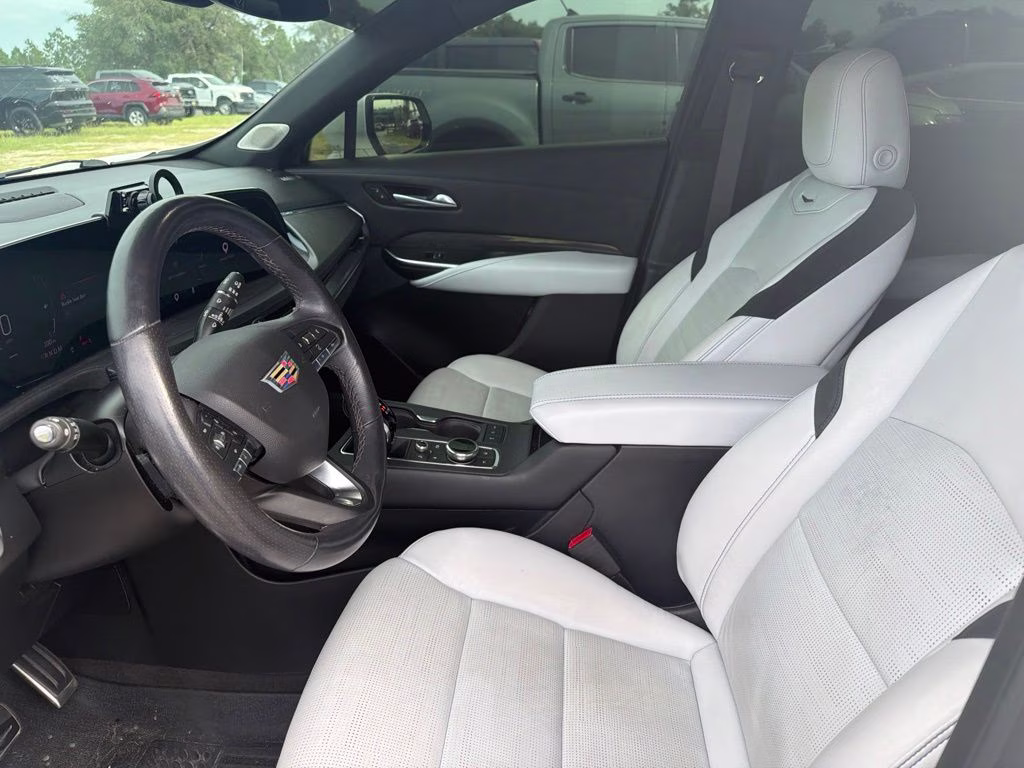 2024 Crystal White Tricoat Cadillac XT4 Sport FWD SUV