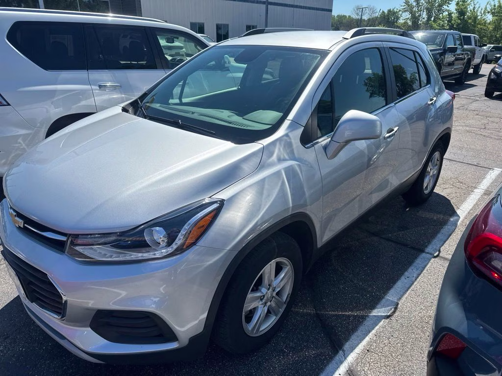 2019 Silver Ice Metallic Chevrolet Trax LT w/Convenience & Driver Confidence Pkgs FWD SUV