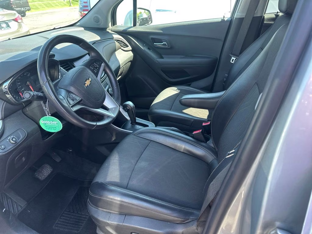 2019 Silver Ice Metallic Chevrolet Trax LT w/Convenience & Driver Confidence Pkgs FWD SUV