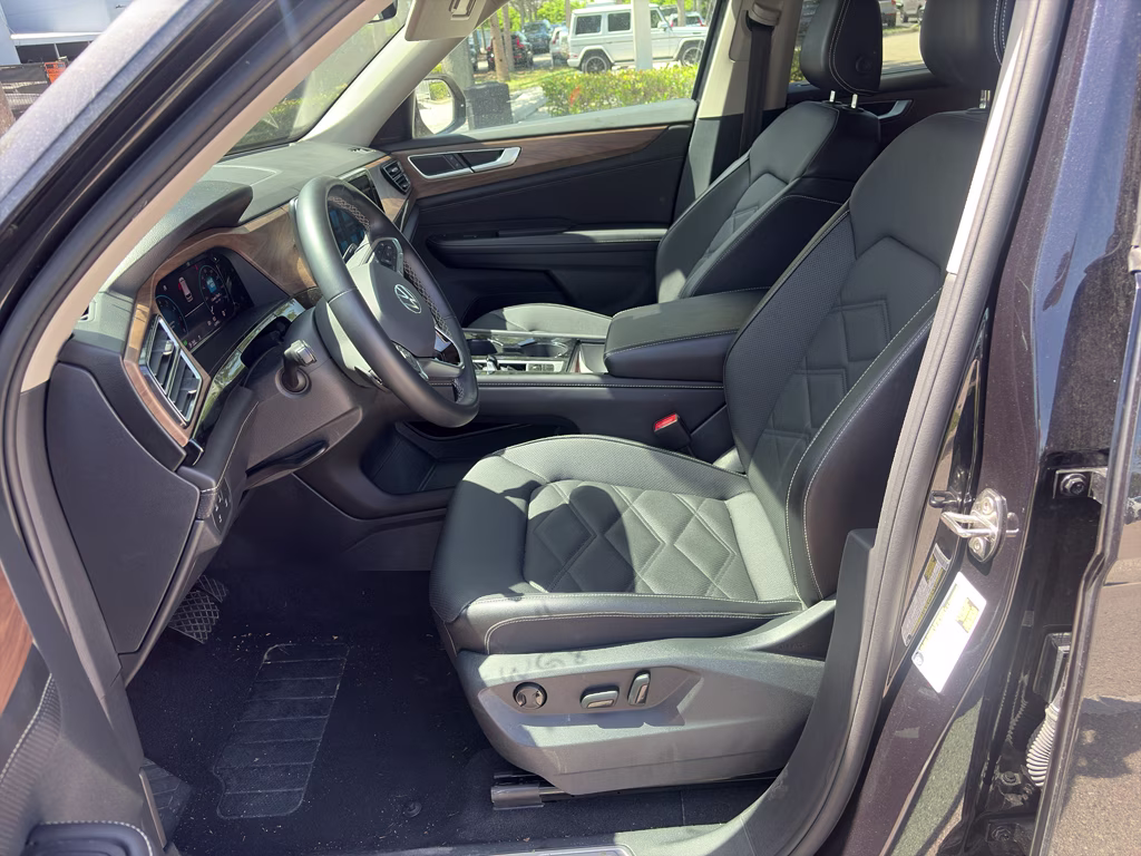 2025 Deep Black Pearl Volkswagen Atlas 2.0T SE w/Technology FWD SUV