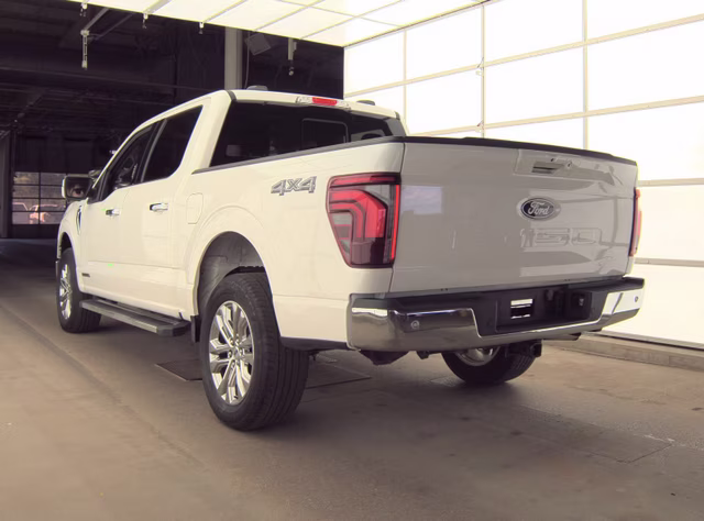 2024 Star White Metallic Tri-Coat Ford F-150 Lariat 4X4 Truck