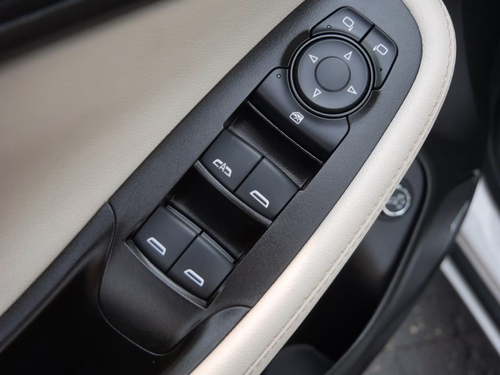 2024 White Frost Tricoat Buick Encore GX Avenir AWD SUV