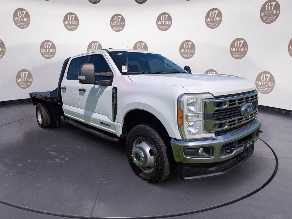 2023 Oxford White Ford Super Duty F-350 DRW XLT 4X4 Truck