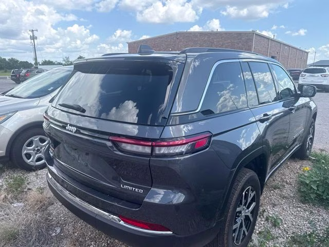 2025 Gray Metallic Jeep Grand Cherokee Limited 4X4 SUV