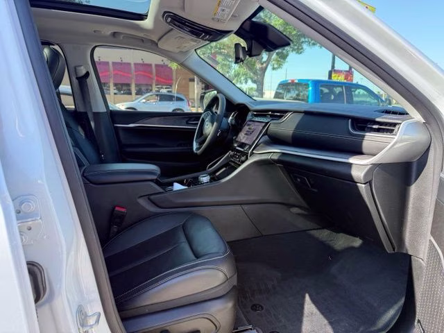 2023 Bright White Clearcoat Jeep Grand Cherokee L Limited 4X4 SUV