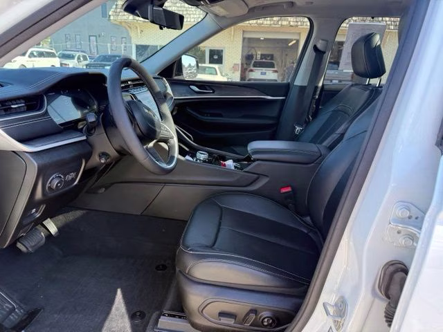 2023 Bright White Clearcoat Jeep Grand Cherokee L Limited 4X4 SUV