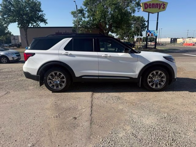 2025 Star White Metallic Tri-Coat Ford Explorer Platinum 4X4 SUV