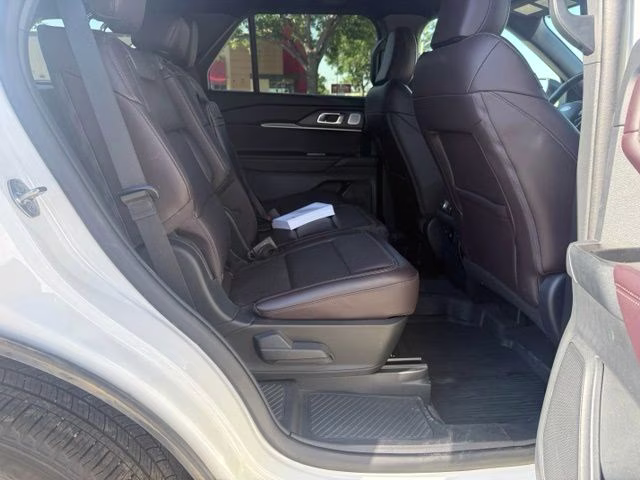 2025 Star White Metallic Tri-Coat Ford Explorer Platinum 4X4 SUV
