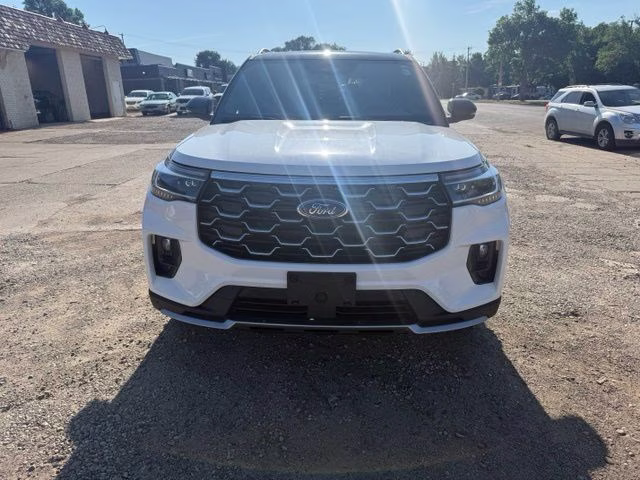 2025 Star White Metallic Tri-Coat Ford Explorer Platinum 4X4 SUV