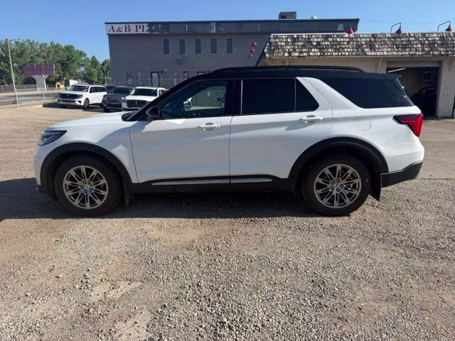 2025 Star White Metallic Tri-Coat Ford Explorer Platinum 4X4 SUV