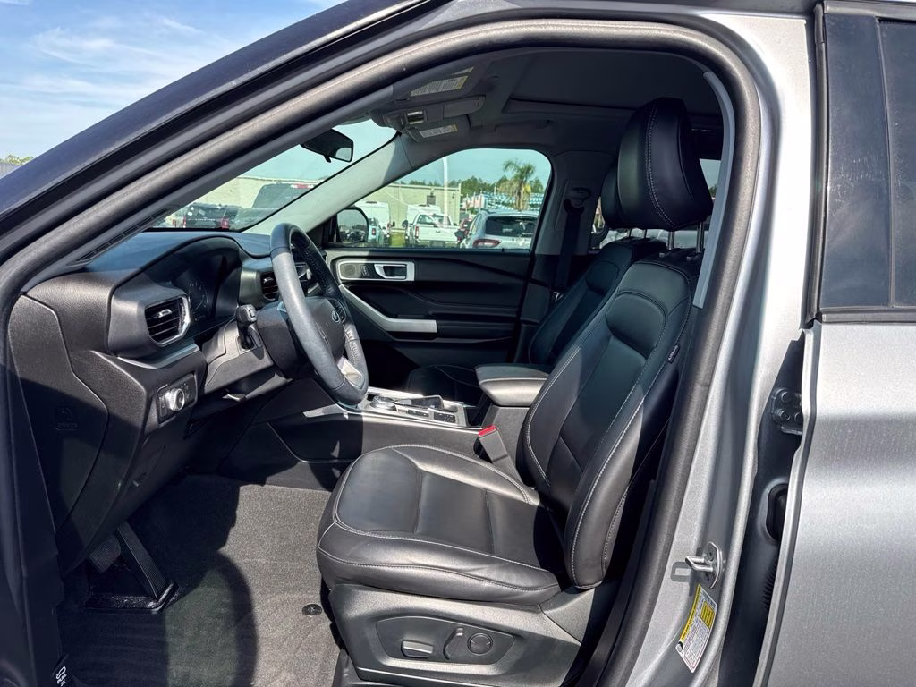 2022 Silver Metallic Ford Explorer XLT RWD SUV