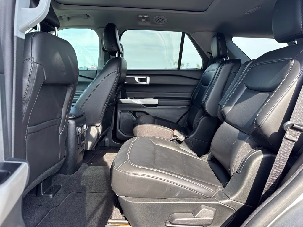 2022 Silver Metallic Ford Explorer XLT RWD SUV