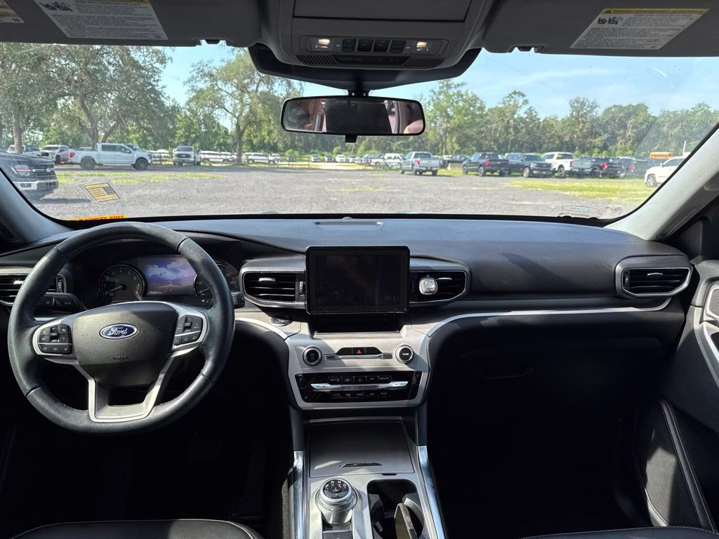 2022 Silver Metallic Ford Explorer XLT RWD SUV