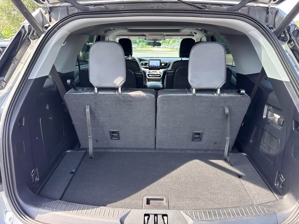 2022 Silver Metallic Ford Explorer XLT RWD SUV