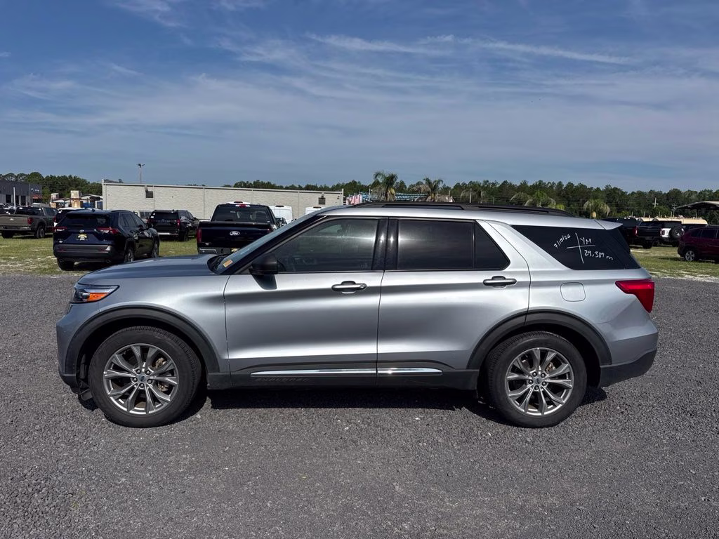 2022 Silver Metallic Ford Explorer XLT RWD SUV