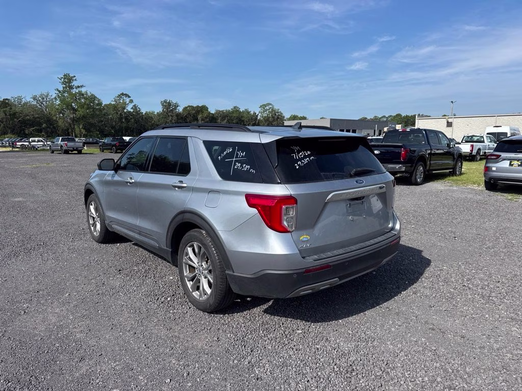 2022 Silver Metallic Ford Explorer XLT RWD SUV