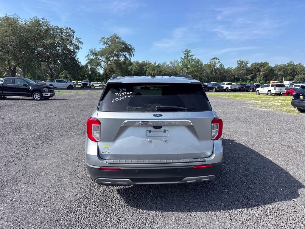 2022 Silver Metallic Ford Explorer XLT RWD SUV