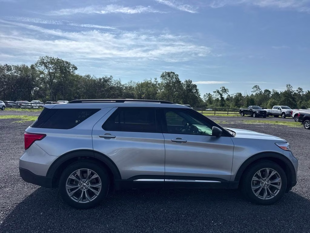 2022 Silver Metallic Ford Explorer XLT RWD SUV
