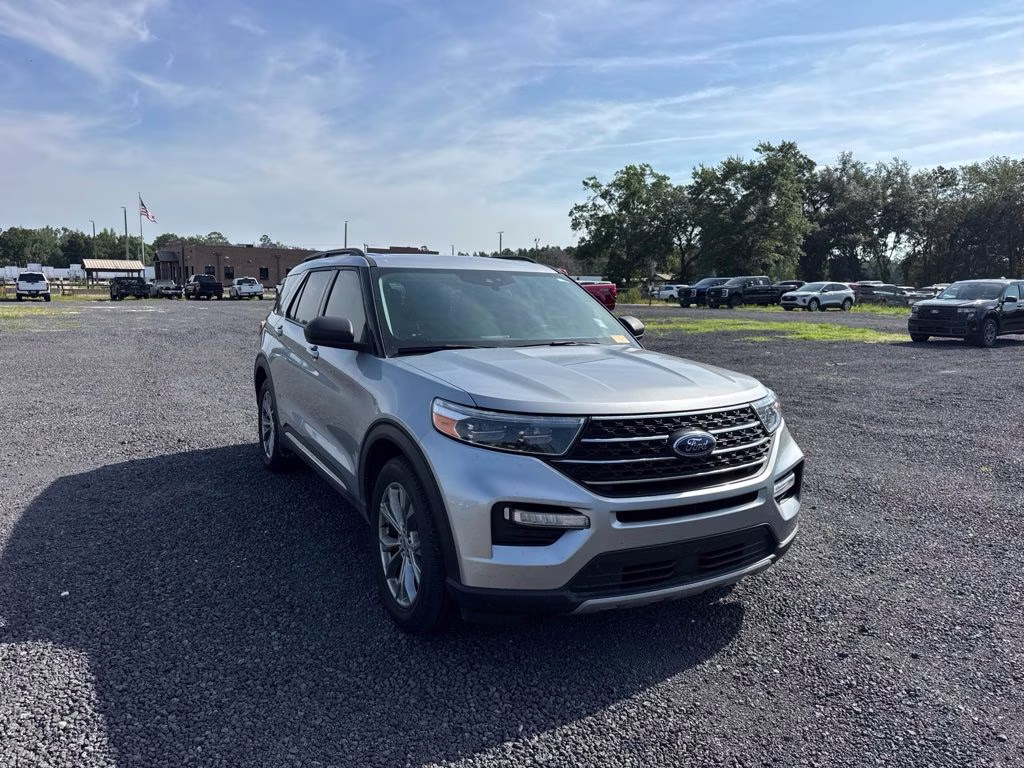 2022 Silver Metallic Ford Explorer XLT RWD SUV