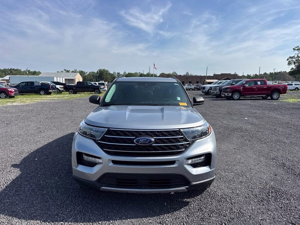 2022 Silver Metallic Ford Explorer XLT RWD SUV