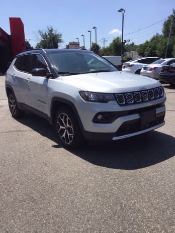 2025 Silver Zynith Metallic Clearcoat Jeep Compass Limited 4X4 SUV