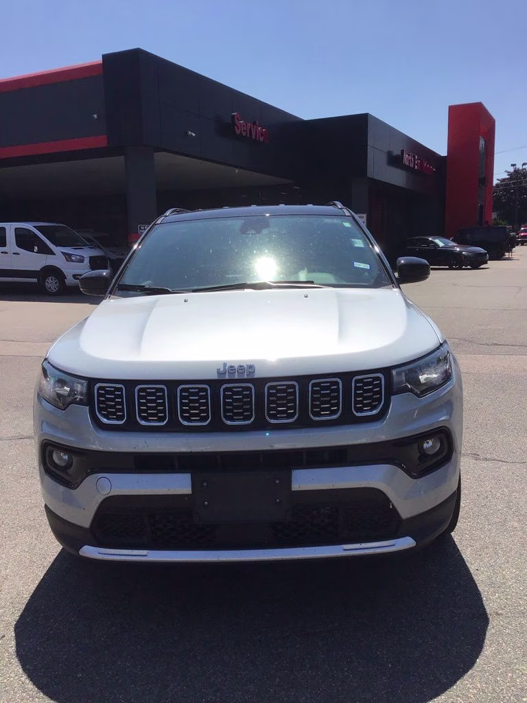 2025 Silver Zynith Metallic Clearcoat Jeep Compass Limited 4X4 SUV
