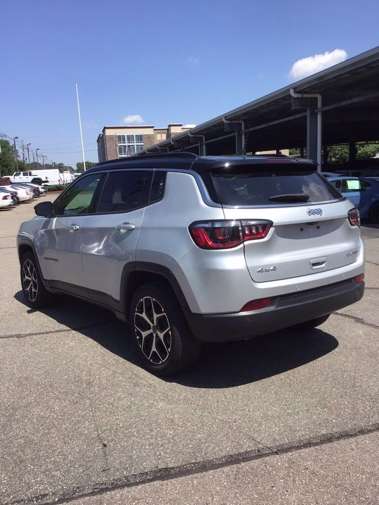 2025 Silver Zynith Metallic Clearcoat Jeep Compass Limited 4X4 SUV