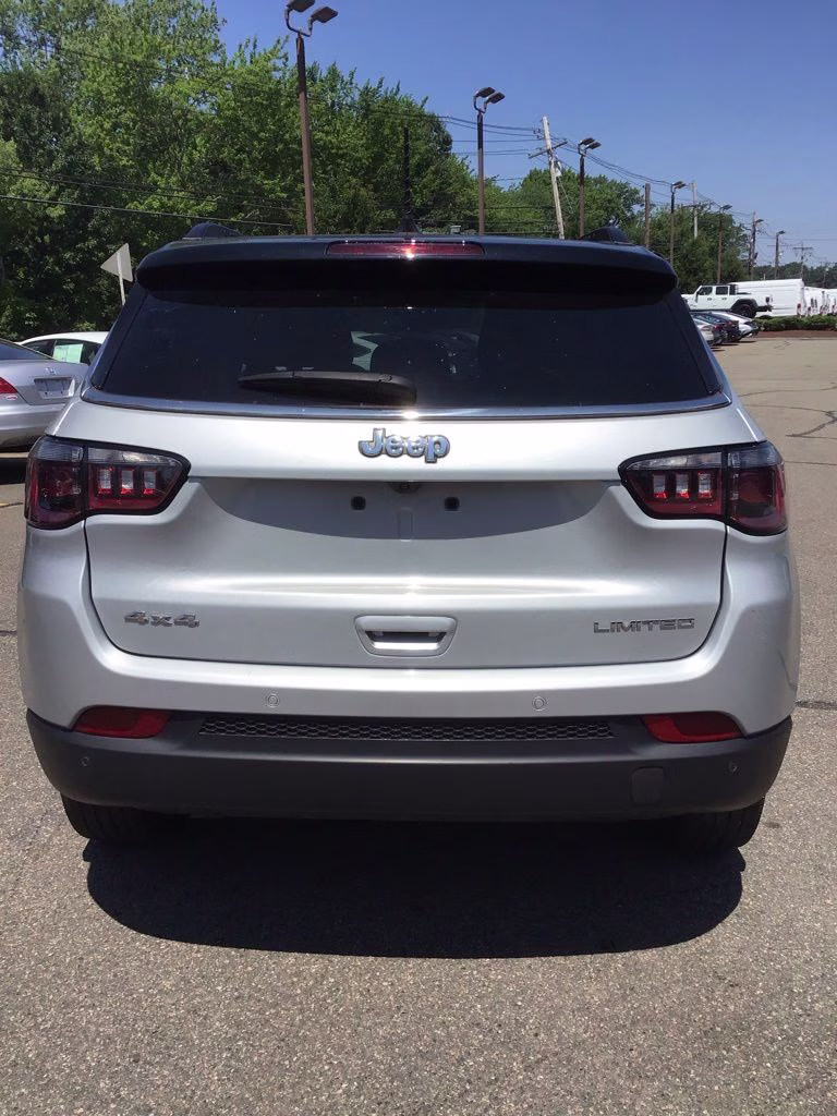 2025 Silver Zynith Metallic Clearcoat Jeep Compass Limited 4X4 SUV